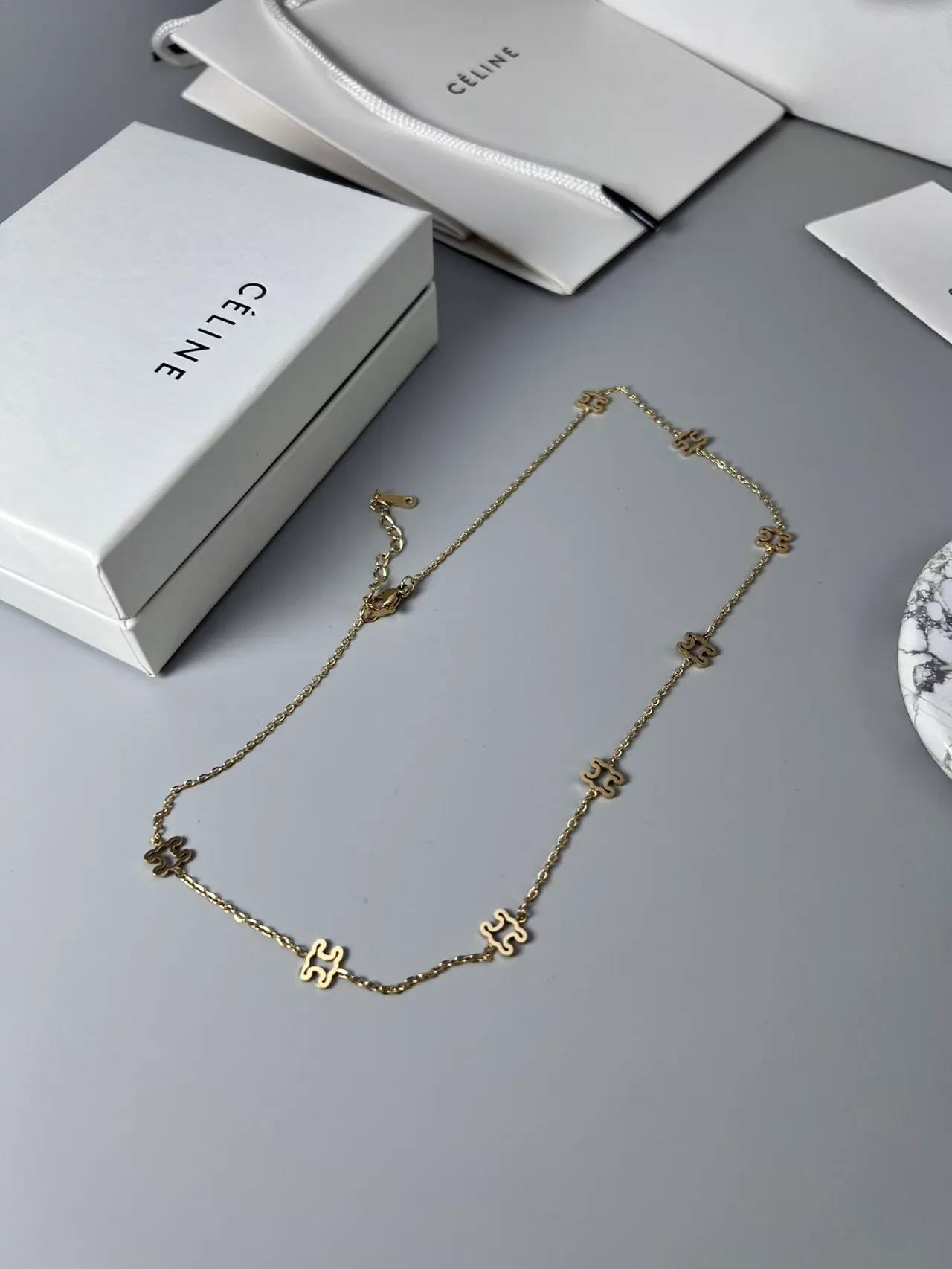 Celine Triomphe Puzzle Motif Colar Ouro e Preto Esmaltado 2