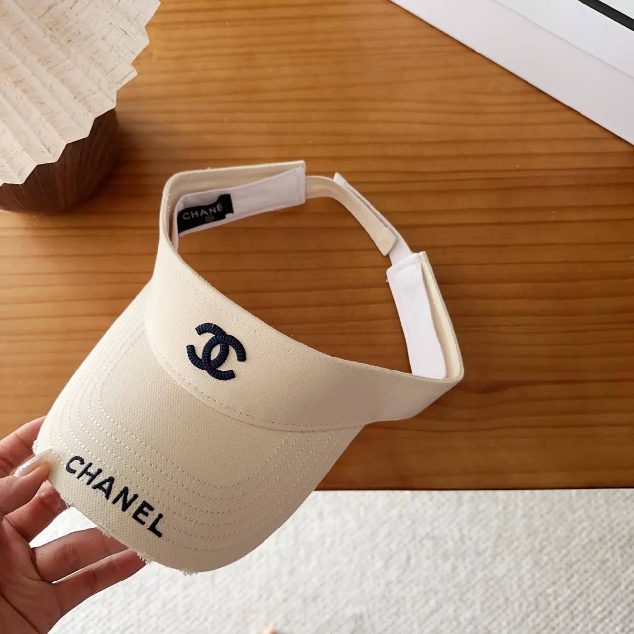 Chanel Bege Preto Logo Bordado Aba Estruturada Boné de Beisebol 4