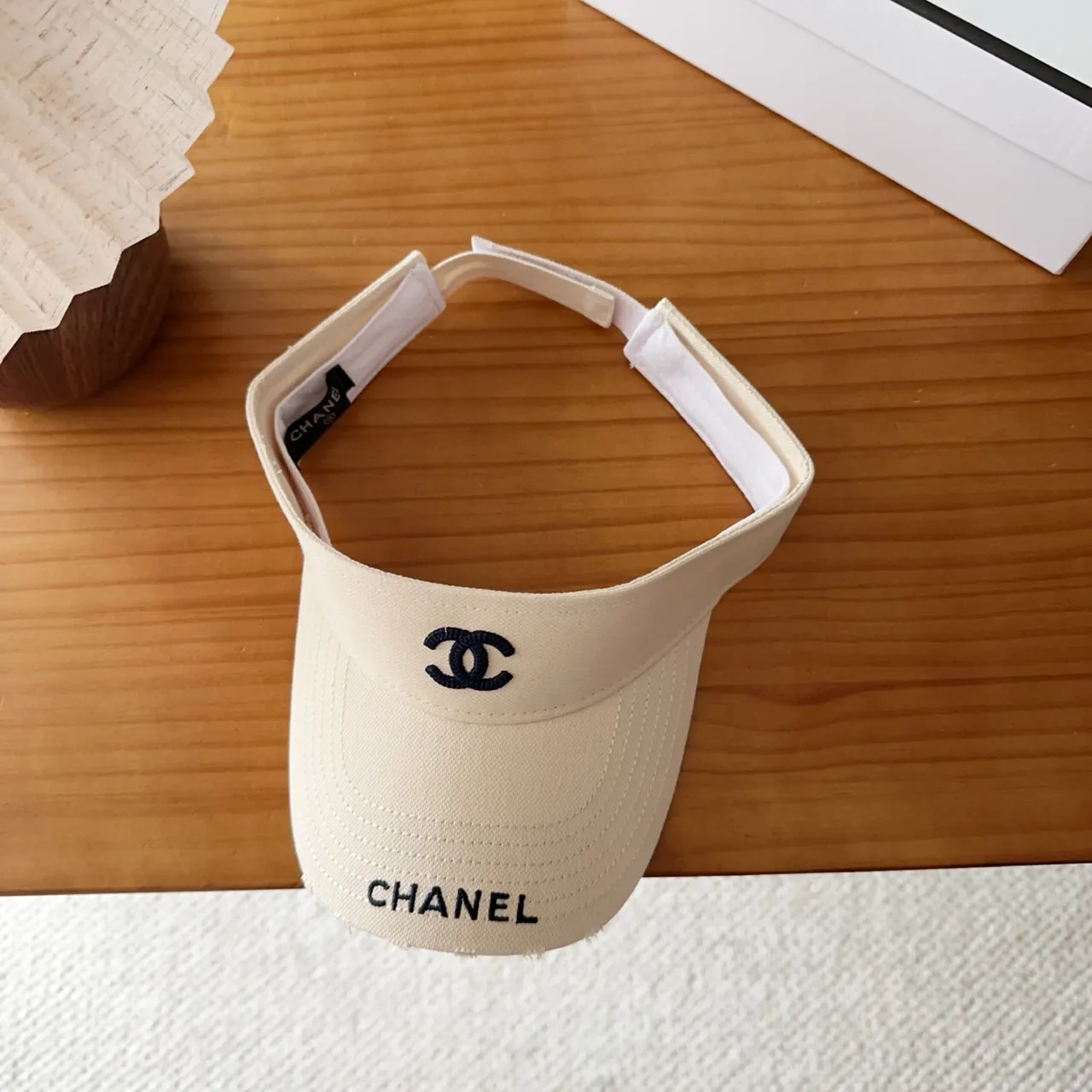 Chanel Bege Preto Logo Bordado Aba Estruturada Boné de Beisebol 5