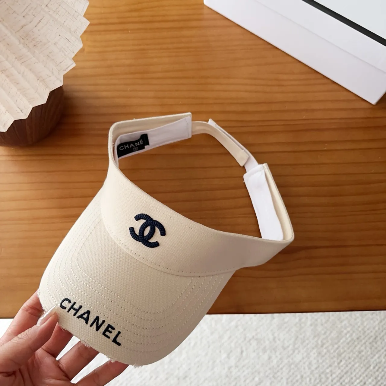 Chanel Bege Preto Logo Bordado Aba Estruturada Boné de Beisebol 8