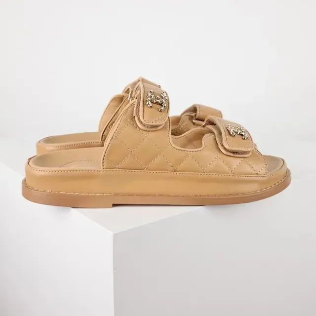 Chanel Chaussons Beige Cuir Quilté à Double Sangle 8