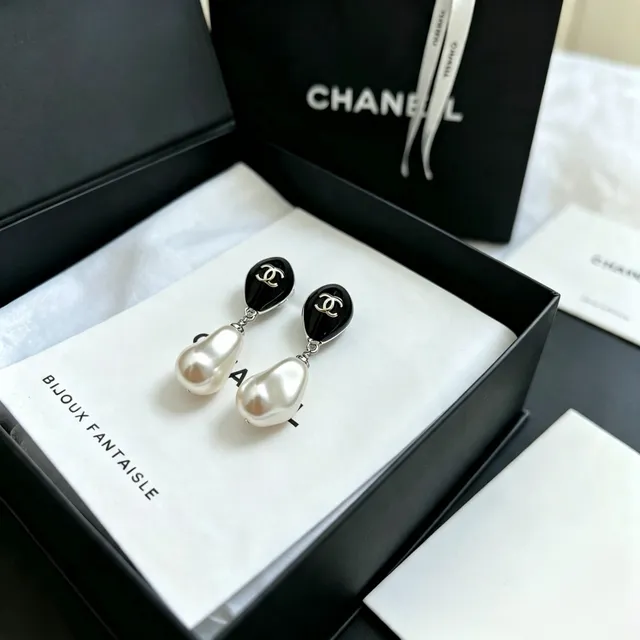 Chanel بيجو فانتازي إيسمال أسود و لؤلؤ باروكية قطرة أقراط 6