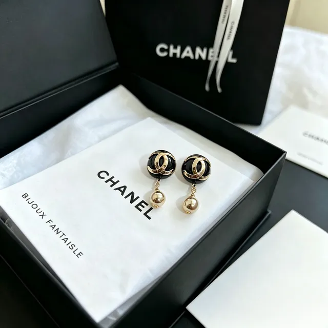 Chanel Bijoux Fantaisie Black Enamel and Gold-Tone CC Logo Drop Earrings 7