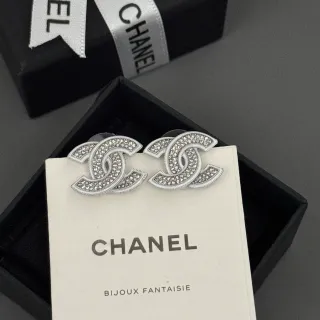 Chanel ফ্যাশন জুয়েলারি রূপালী সাদা Crystal-Pavé Interlocking CC Logo কানের দুল
