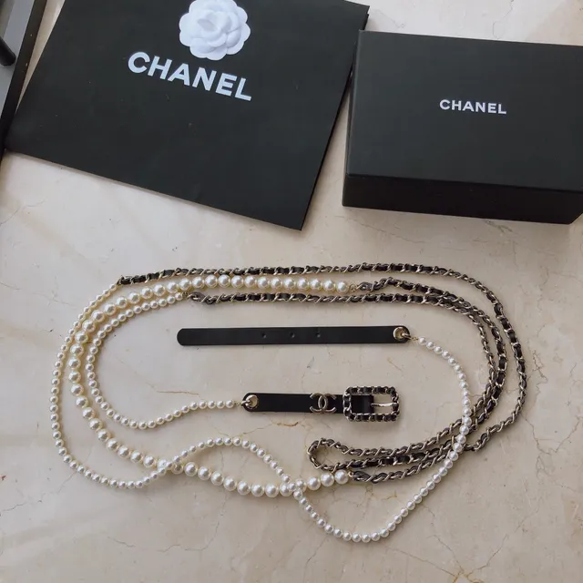 Chanel Cinto de couro preto e branco com borda de pérolas e acentos de corrente 2
