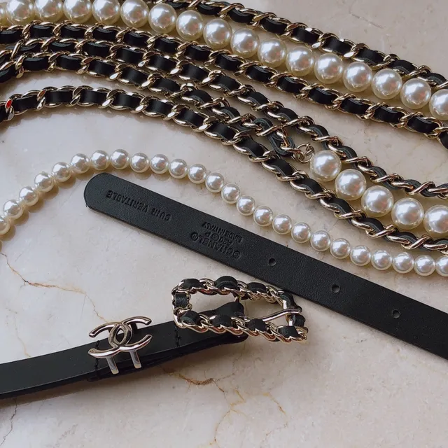 Chanel Cinto de couro preto e branco com borda de pérolas e acentos de corrente 3