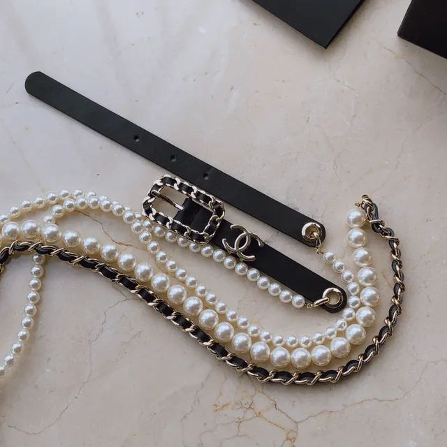 Chanel Cinto de couro preto e branco com borda de pérolas e acentos de corrente 4