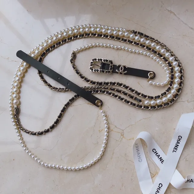 Chanel Cinto de couro preto e branco com borda de pérolas e acentos de corrente 6