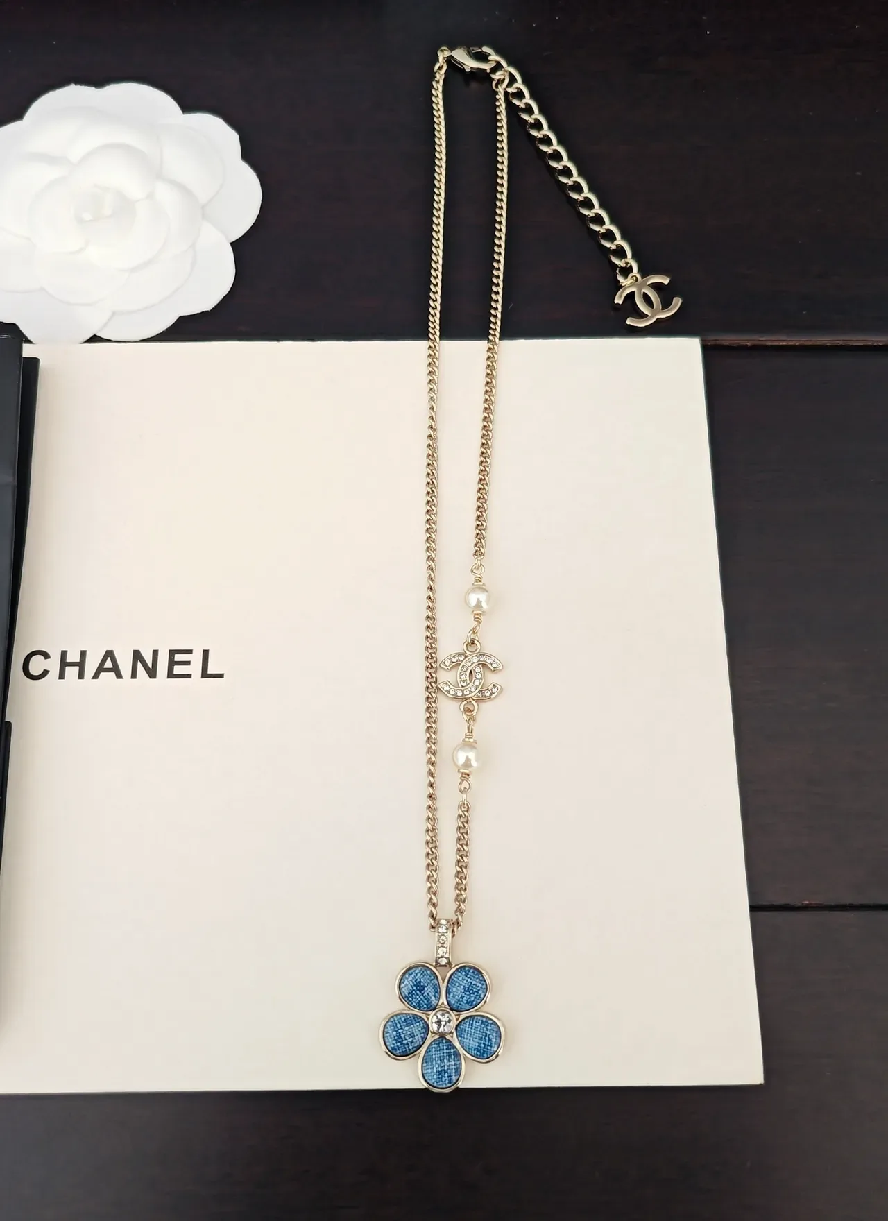 Chanel قلادة زرقاء ذهبية سلسلة كيرب لمسات لؤلؤ 2