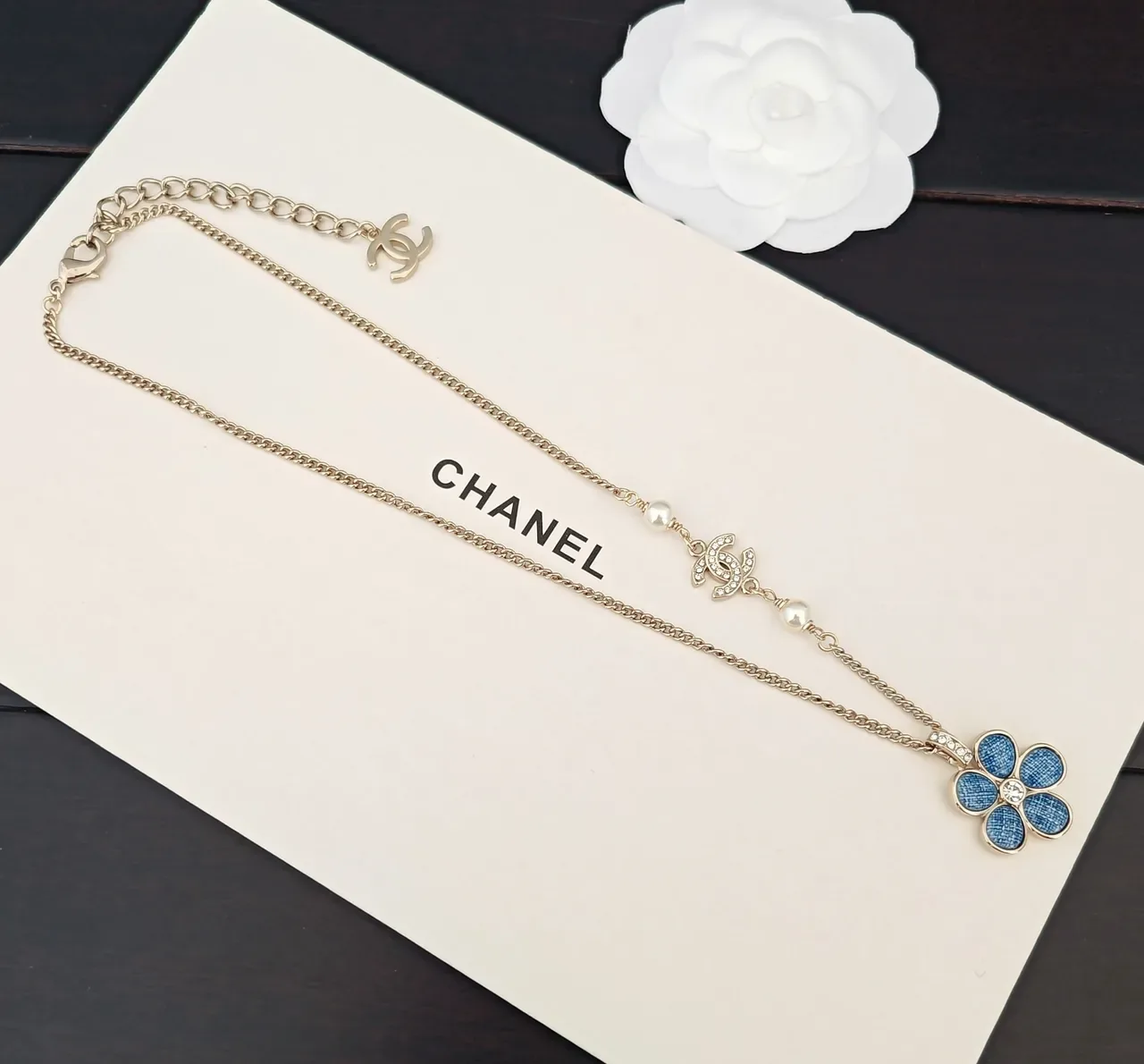 Chanel قلادة زرقاء ذهبية سلسلة كيرب لمسات لؤلؤ 4