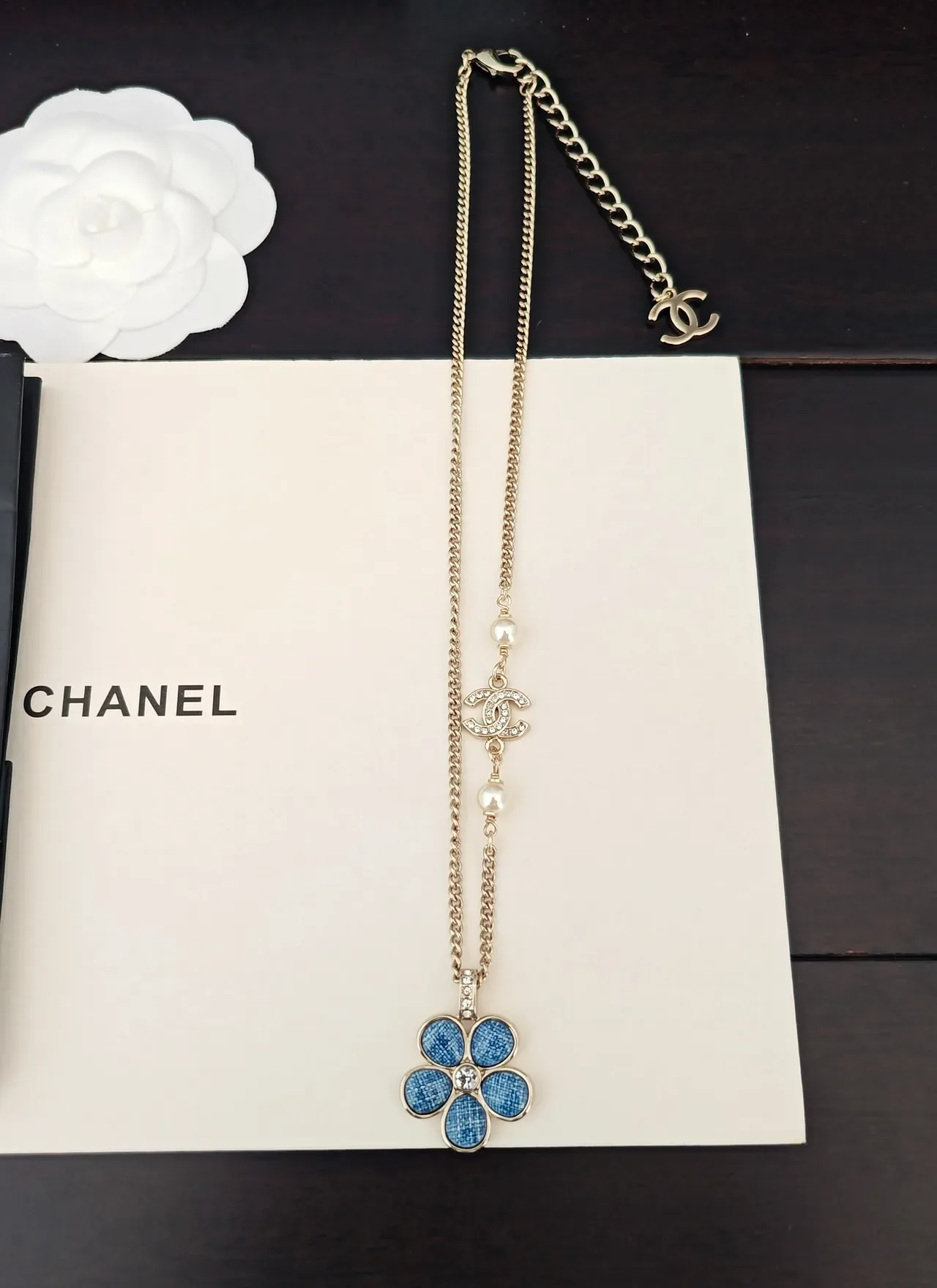 Chanel قلادة زرقاء ذهبية سلسلة كيرب لمسات لؤلؤ 5