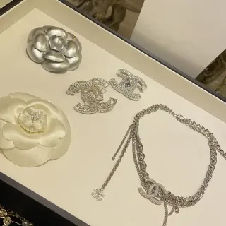 Chanel Camellia and CC Logo Collection चांदी सफेद धातु क्रिस्टल सज्जित ब्रोच