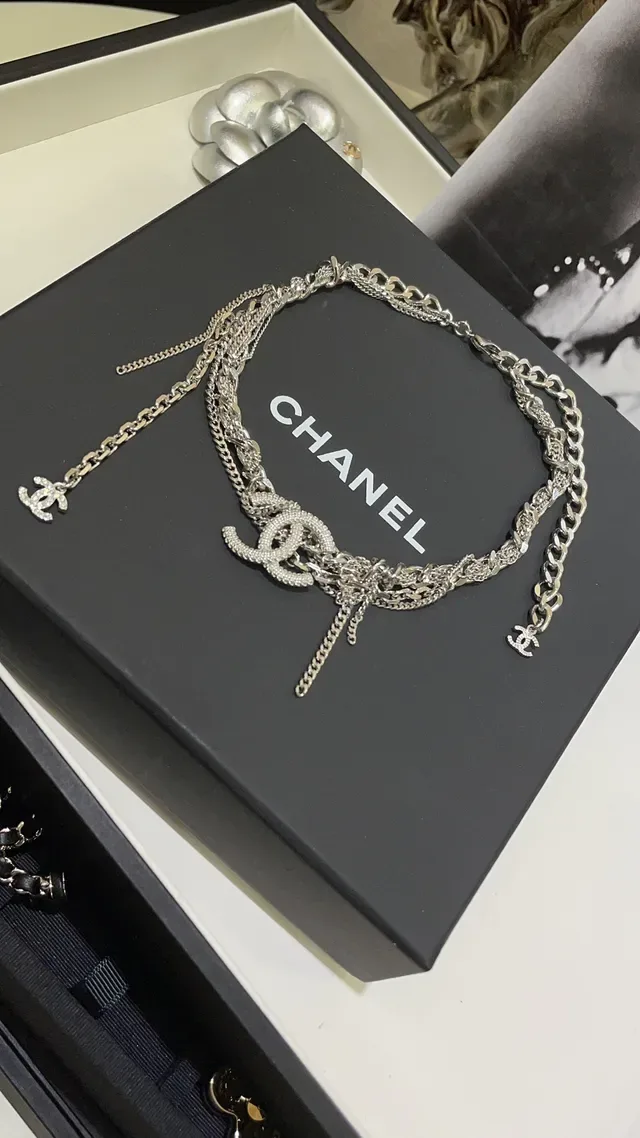 Chanel Camellia and CC Logo Collection Broche de métal argent blanc incrustée de cristaux 3