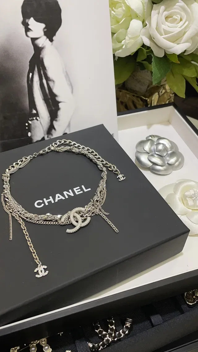 Chanel Camellia and CC Logo Collection Broche de métal argent blanc incrustée de cristaux 4