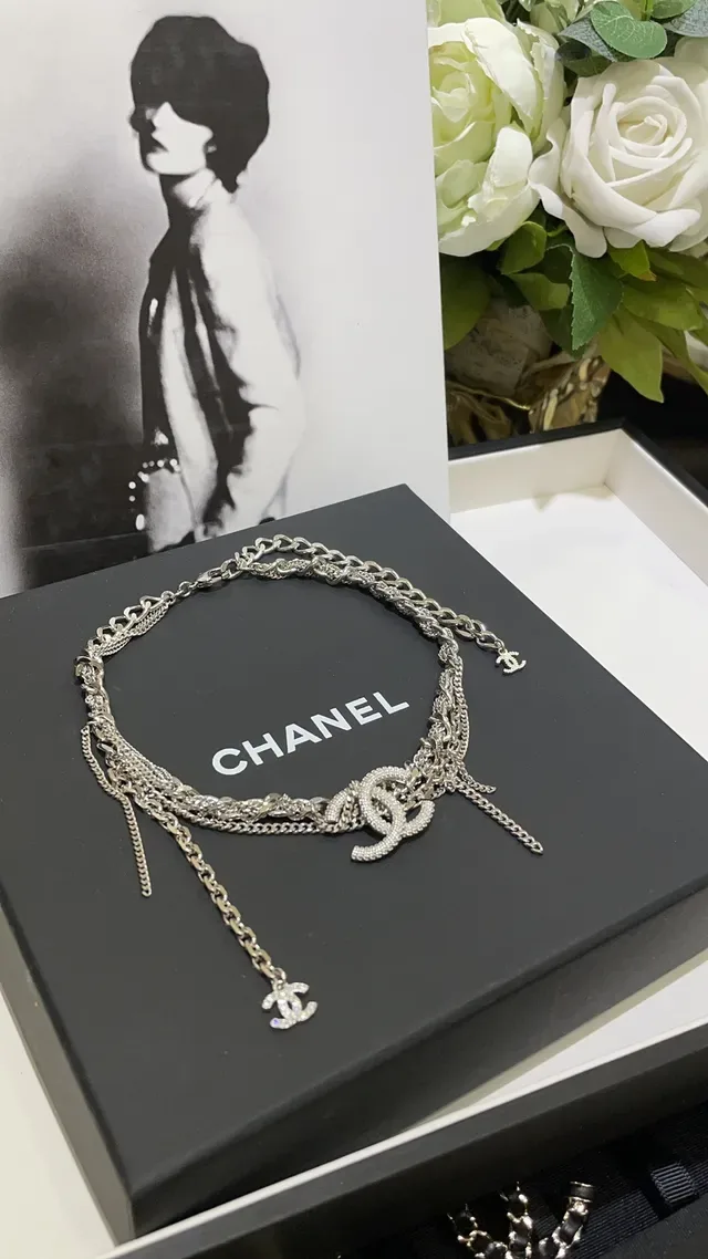 Chanel Camellia and CC Logo Collection Broche de métal argent blanc incrustée de cristaux 5