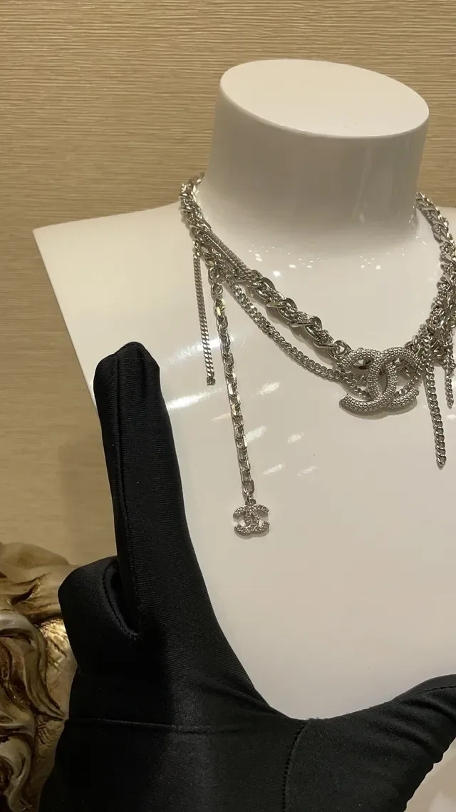 Chanel Camellia and CC Logo Collection Broche de métal argent blanc incrustée de cristaux 6
