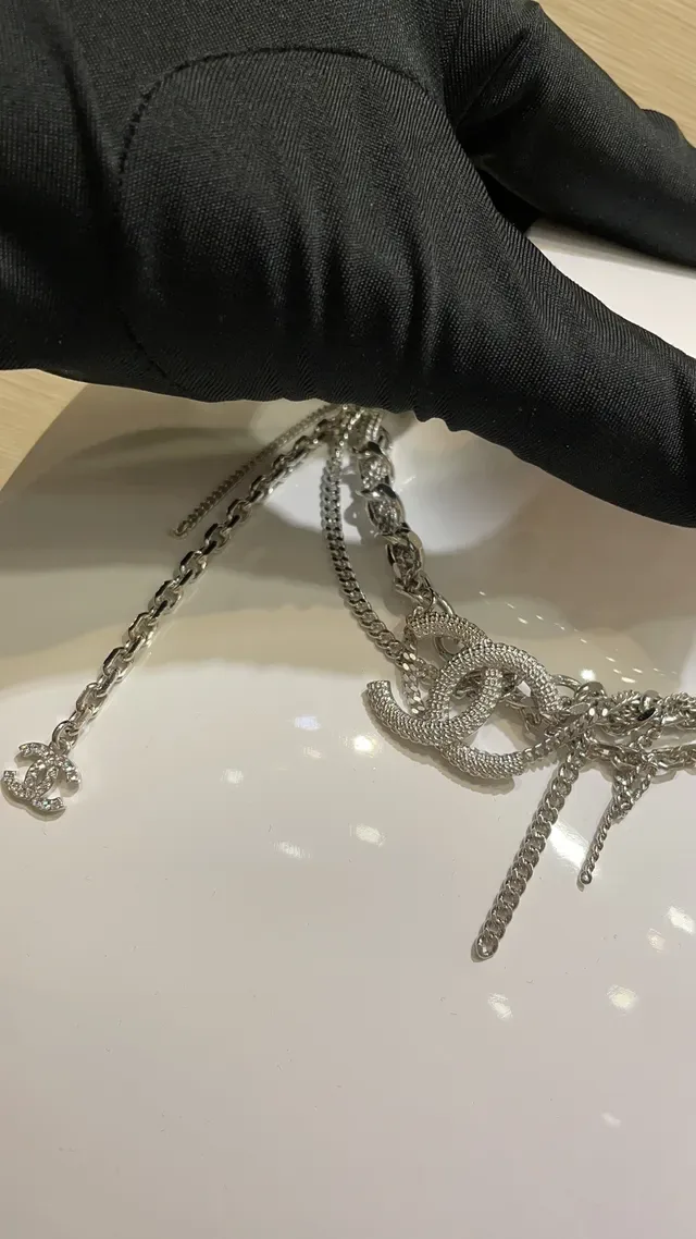Chanel Camellia and CC Logo Collection Broche de métal argent blanc incrustée de cristaux 8