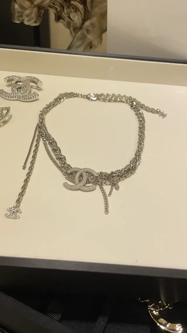 Chanel Camellia and CC Logo Collection Broche de métal argent blanc incrustée de cristaux 9