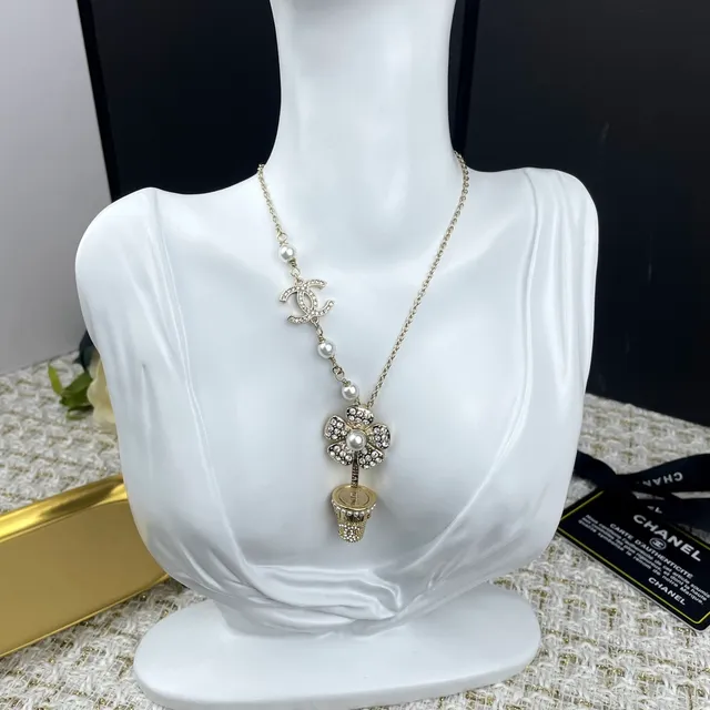Collier Chanel Camellia CC Long Argent Blanc Chaîne de Perles Cristal Incrusté 2