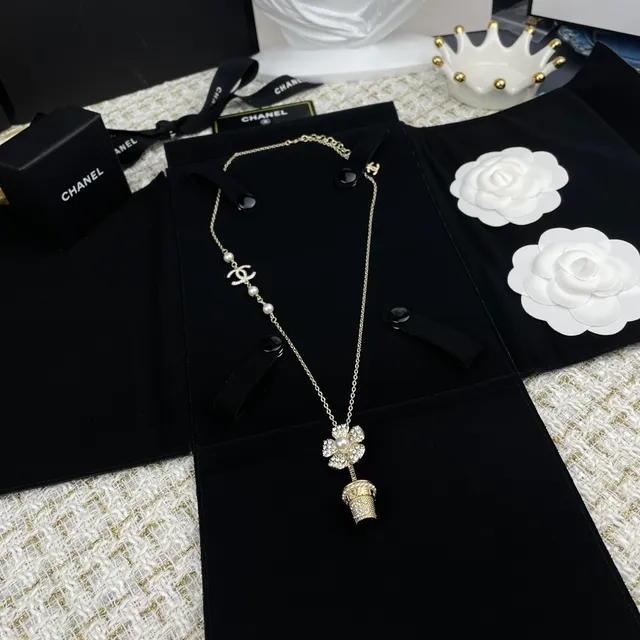 Collier Chanel Camellia CC Long Argent Blanc Chaîne de Perles Cristal Incrusté 3