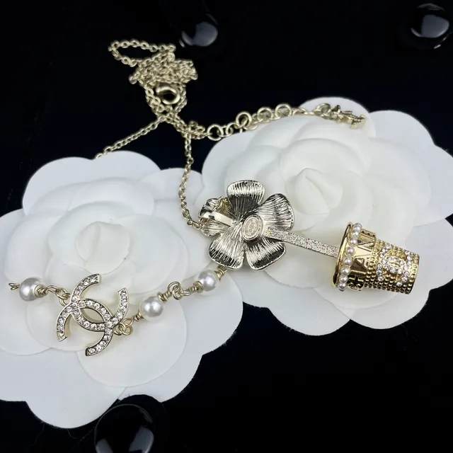 Collier Chanel Camellia CC Long Argent Blanc Chaîne de Perles Cristal Incrusté 5