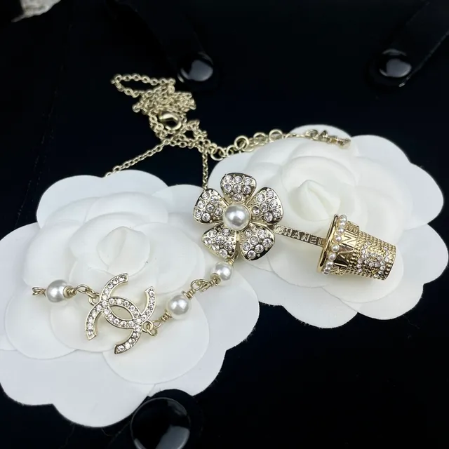 Collier Chanel Camellia CC Long Argent Blanc Chaîne de Perles Cristal Incrusté 6