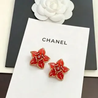 Chanel Camellia Pendientes con tachuela floral rojo esmaltado y tono dorado