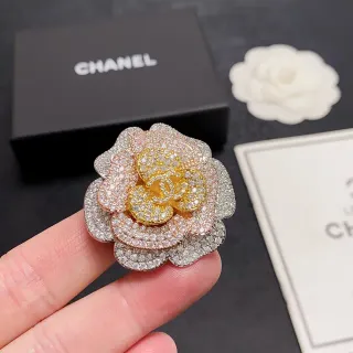 Chanel कैमेलिया पेव क्रिस्टल और टू-टोन मेटल ब्रोच