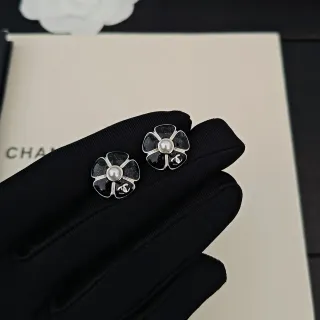 Brincos Chanel Camellia Pérola e Esmalte Flor