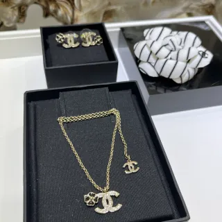 Chanel CC Camellia Crystal و Enamel Necklace