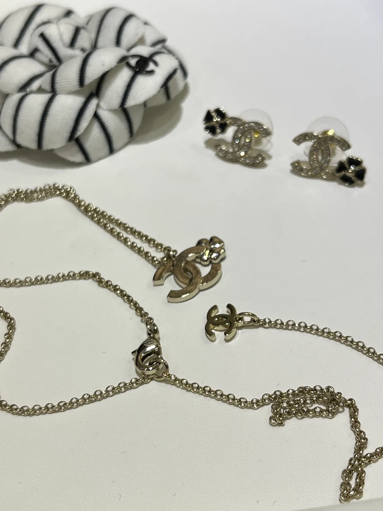 Chanel CC Camellia Crystal e Enamel Necklace 3