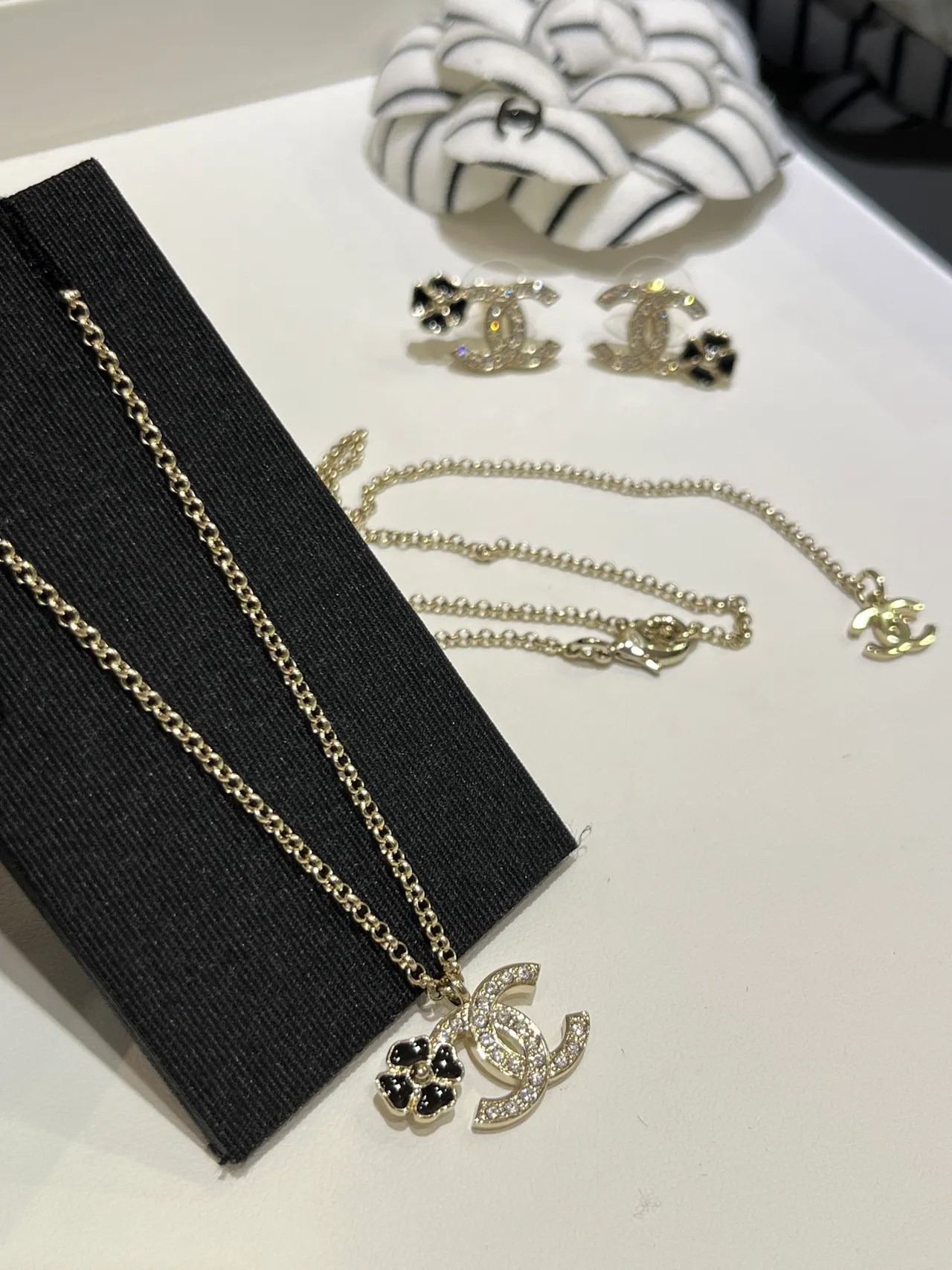 Chanel CC Camellia Crystal e Enamel Necklace 5