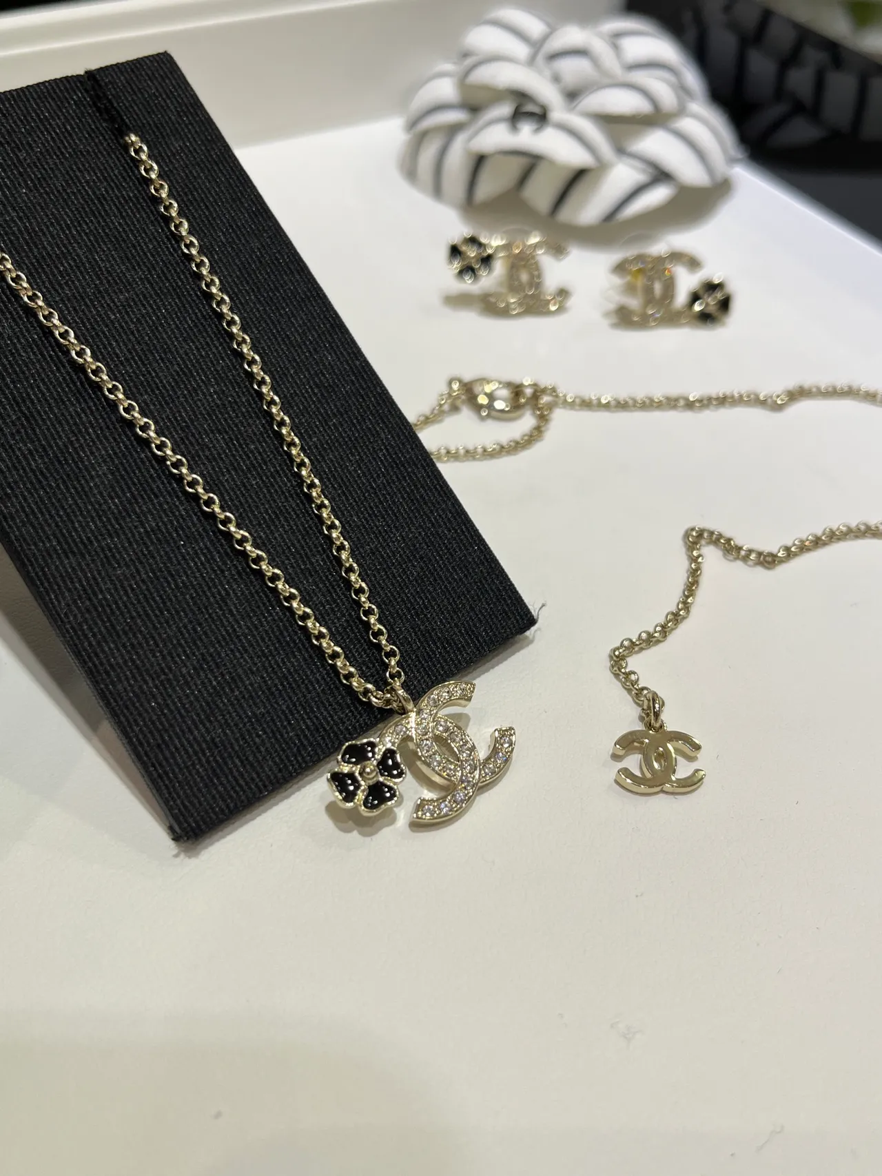 Chanel CC Camellia Crystal e Enamel Necklace 6