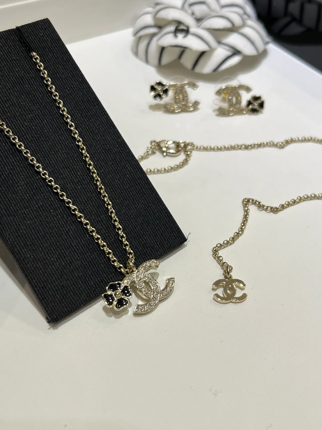 Chanel CC Camellia Crystal e Enamel Necklace 7