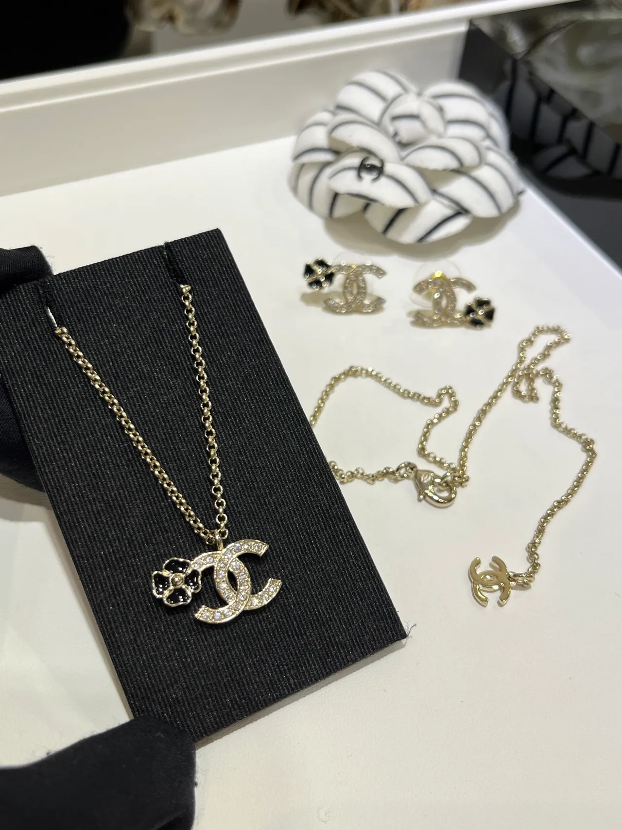 Chanel CC Camellia Crystal e Enamel Necklace 8