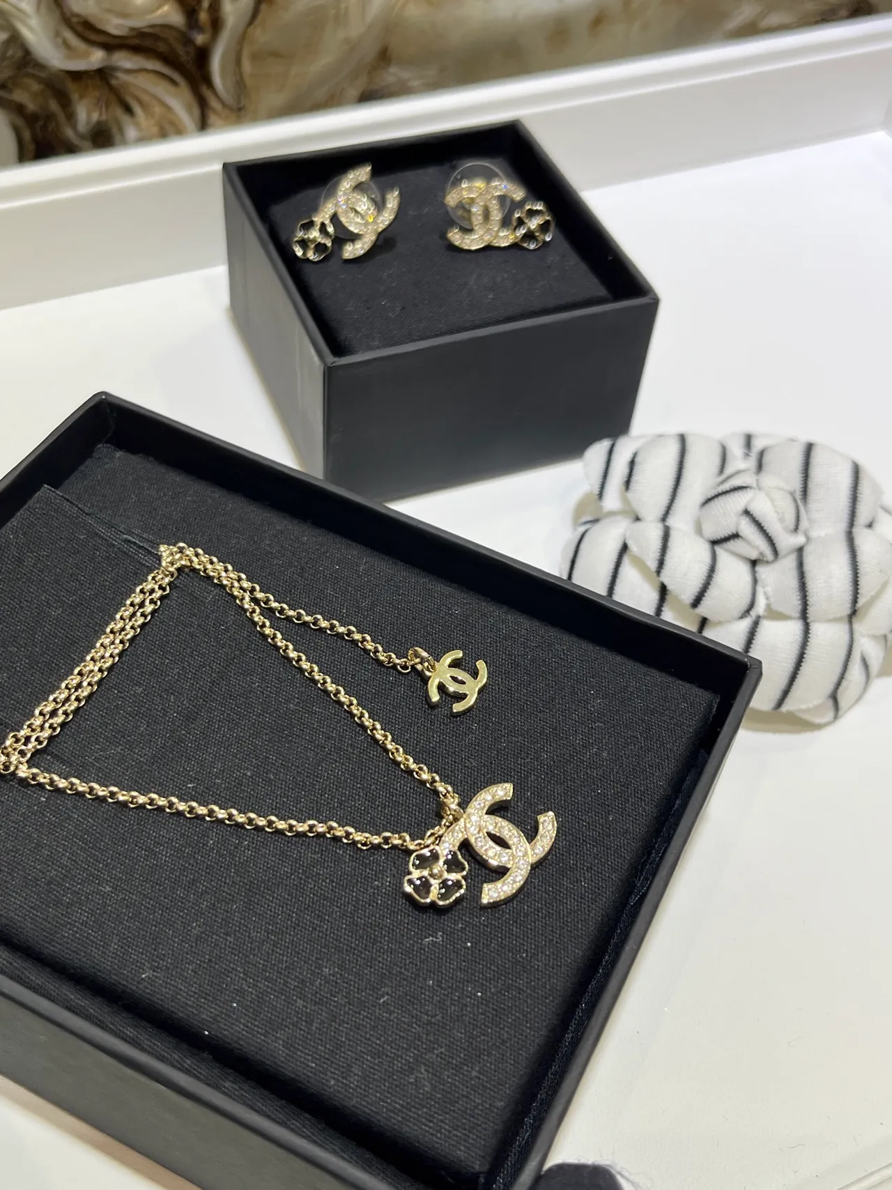 Chanel CC Camellia Crystal e Enamel Necklace 9