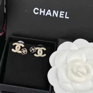 Brincos Chanel CC Camellia Pavé Cristal e Esmalte Preto