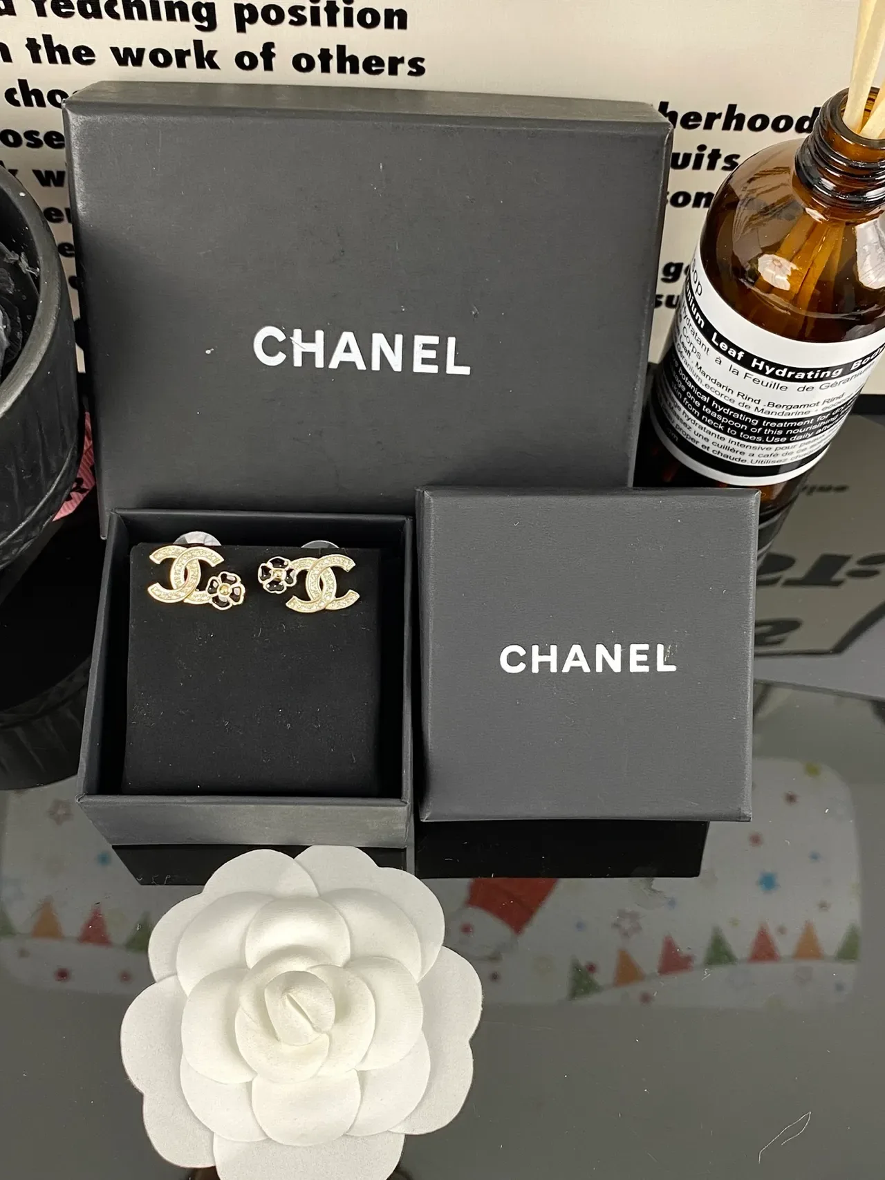 Boucles d'oreilles Chanel CC Camellia Pavé Cristal et Émail Noir 3