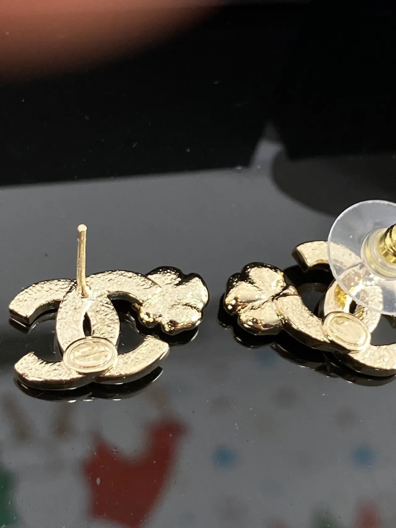 Boucles d'oreilles Chanel CC Camellia Pavé Cristal et Émail Noir 4