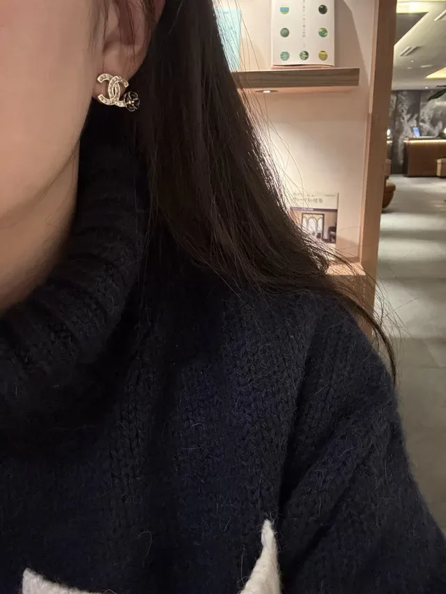 Boucles d'oreilles Chanel CC Camellia Pavé Cristal et Émail Noir 7