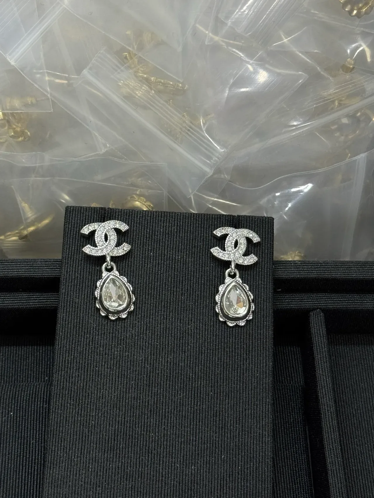 Chanel CC Drop Boucles d'oreilles Or Argent Interlocking Logo Teardrop Crystal 4