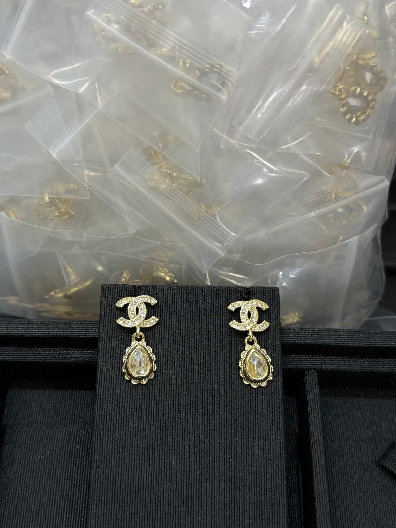 Chanel CC Drop Boucles d'oreilles Or Argent Interlocking Logo Teardrop Crystal 7