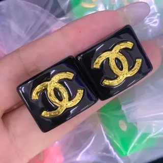 Chanel CC مينا أسود وذهبي مستطيل أقراط