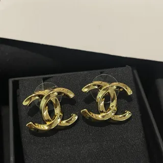 Chanel CC সোনা কালো ইন্টারলকিং লোগো চকচকে ইয়াররিংস