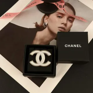 Chanel CC Logo इनामेल ब्रोच