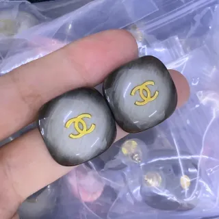 Chanel CC Logo Gradiente Gris y Oro Pendientes Stud