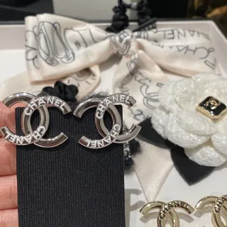 Chanel CC Logo فضي أبيض متشابك منقوش اسم العلامة التجارية أقراط