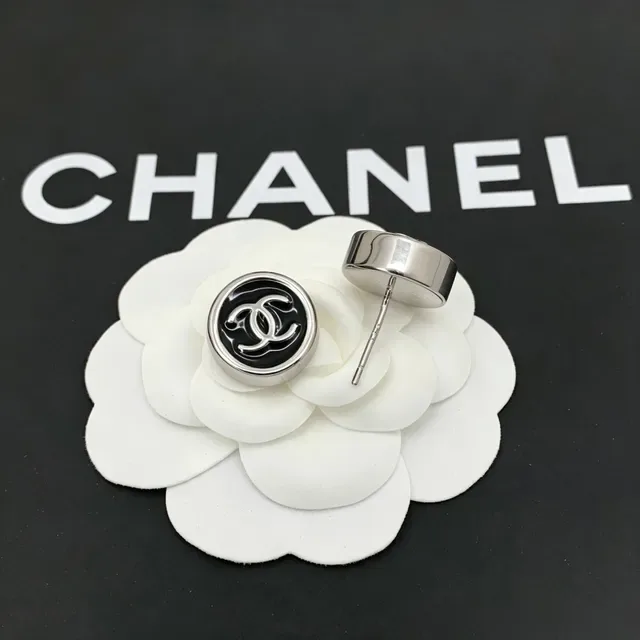 Chanel CC Logo Stud Boucles d'oreilles Noir Argent Rond Émaillé Visage 2