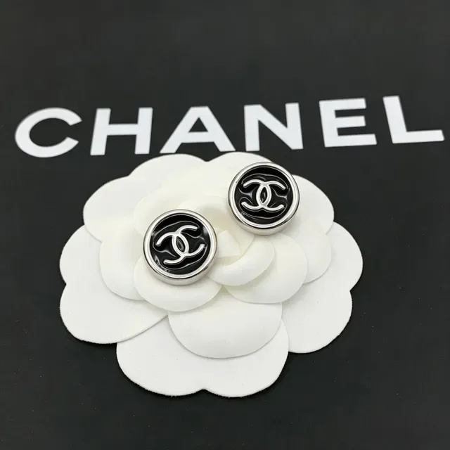 Chanel CC Logo Stud Boucles d'oreilles Noir Argent Rond Émaillé Visage 4