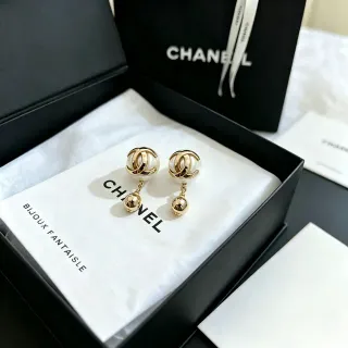 Chanel CC মুক্তোড্রপ সাদা গোল্ড আবদ্ধ লোগো গোলক স্টাড কানের দুল